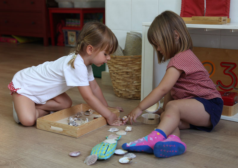 niños jugando con montessori