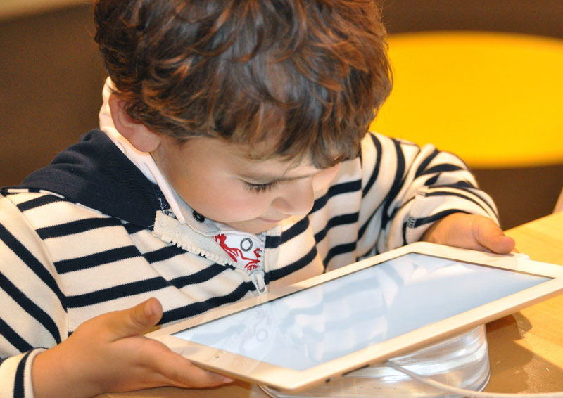 niño jugando con la tablet