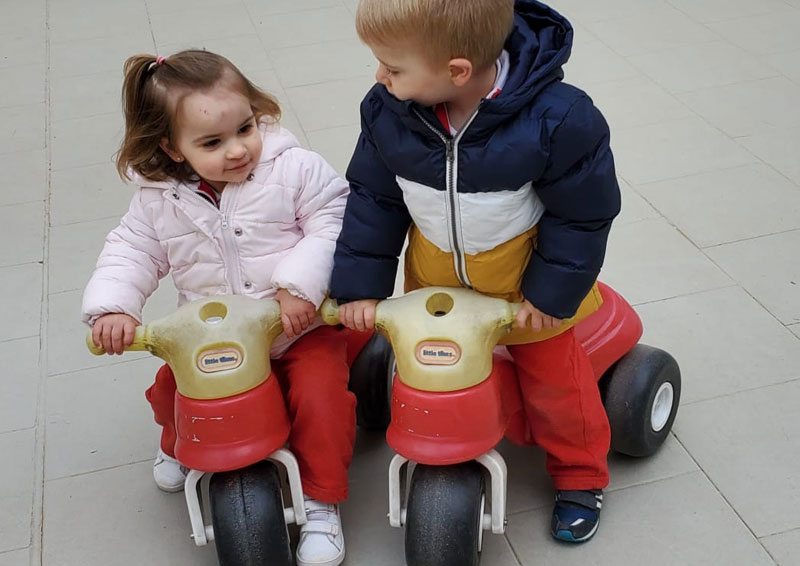 niños moto covid