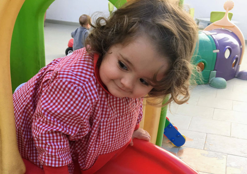 niña en tobogan