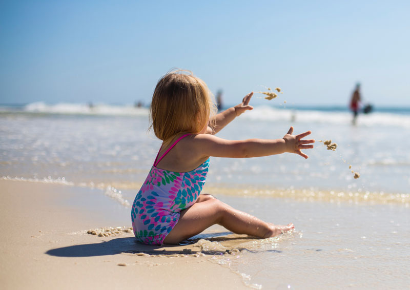 niña jugando con la arena