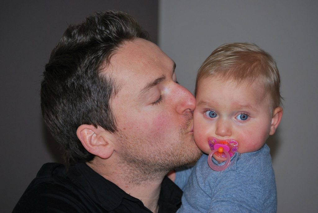 padre besando a bebe