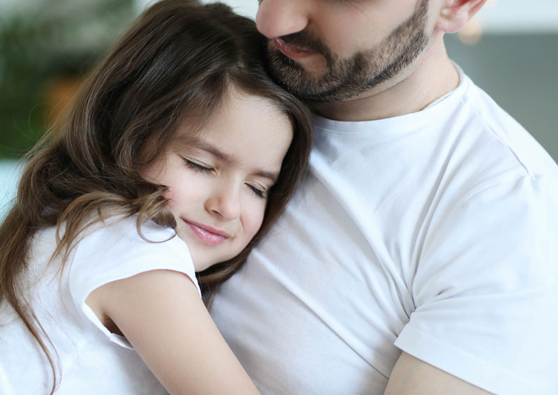 padre abrazando hija