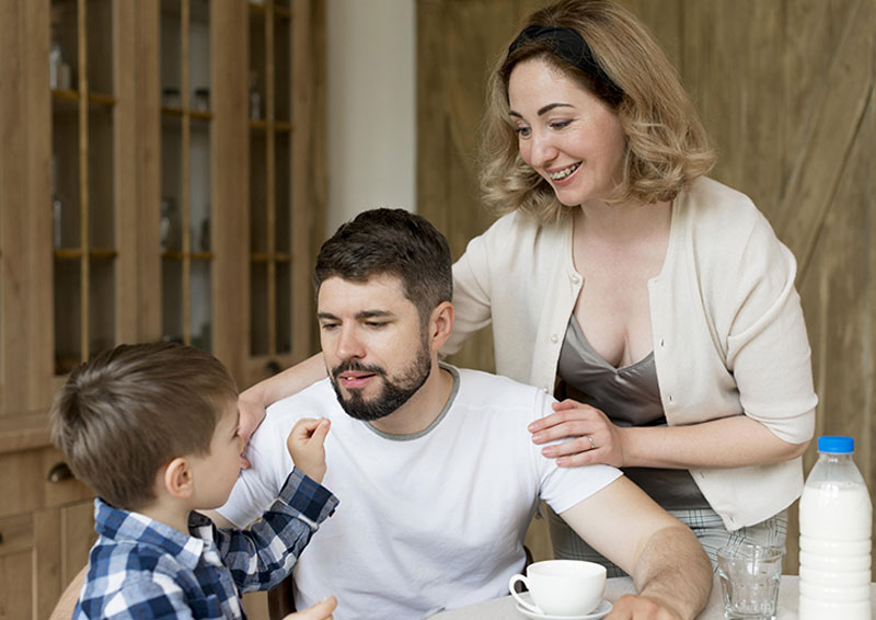 padres jugando con su hijo