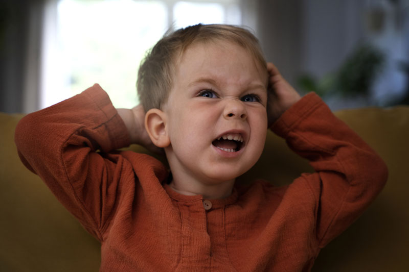 niño enfadado contestando mal a su padre