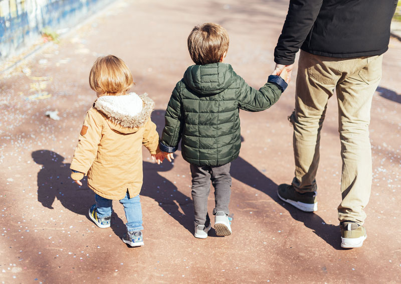 padre paseando con sus hijos