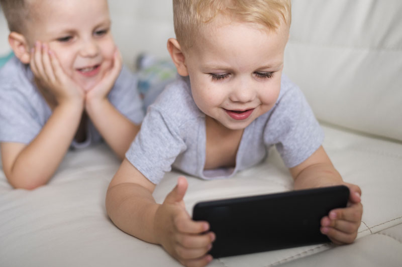 niños jugando al movil