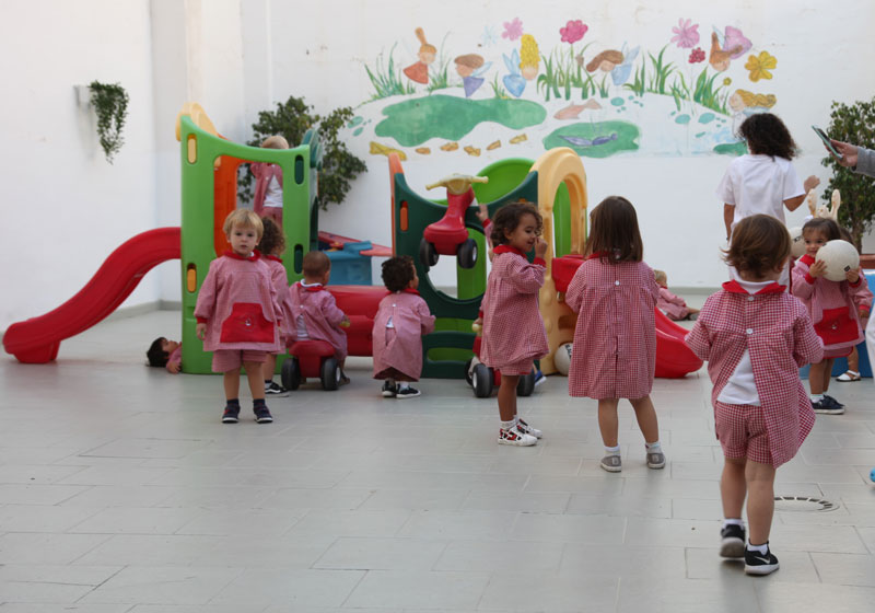 patio de la escuela infantil mi cole con niños jugando