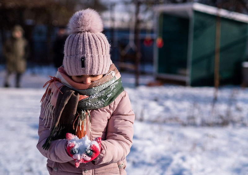 niña jugando en la nieve