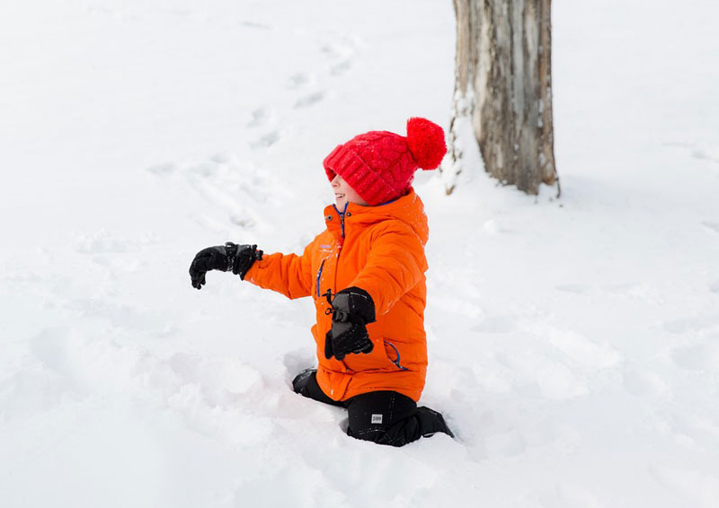 niño jugando en la nieve