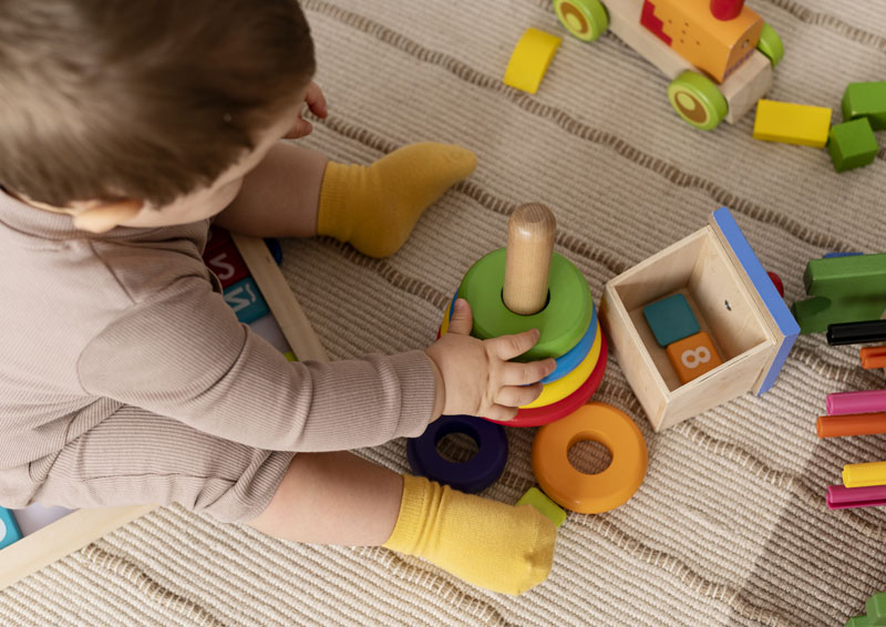 niño jugando con juegos montessori