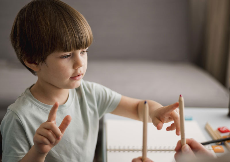 niño con tdah haciendo actividades