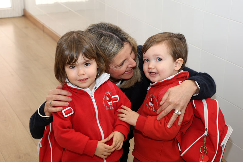 Niños con educadoras en el centro
