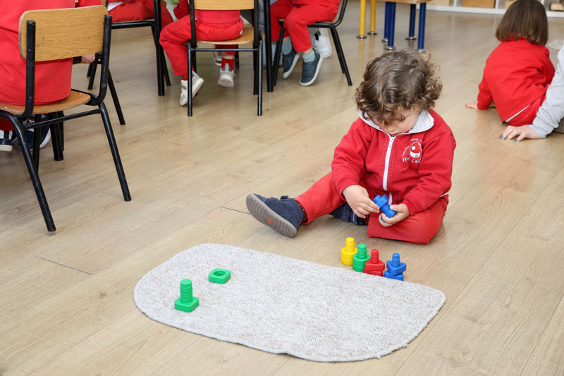 niño jugando en el aula montesori