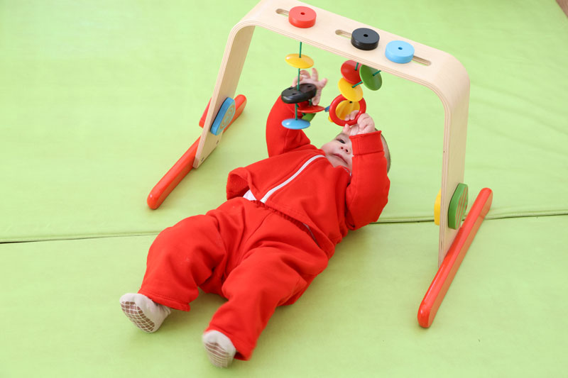 bebe jugando con juguetes Montessori 