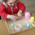 niña jugando con juguetes Montessori