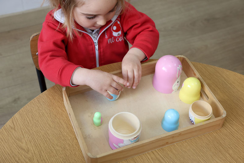 niña jugando con juguetes Montessori