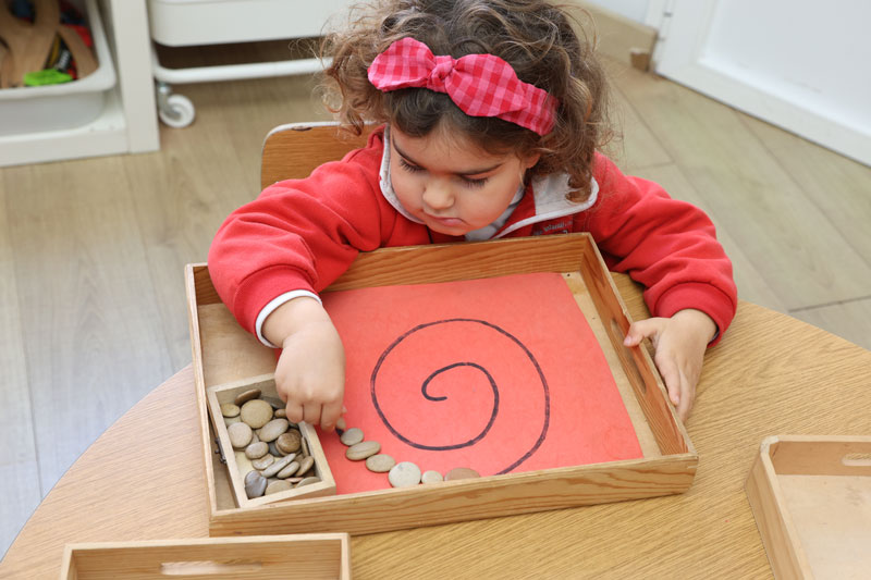 niña jugando con juguetes Montessori en casa