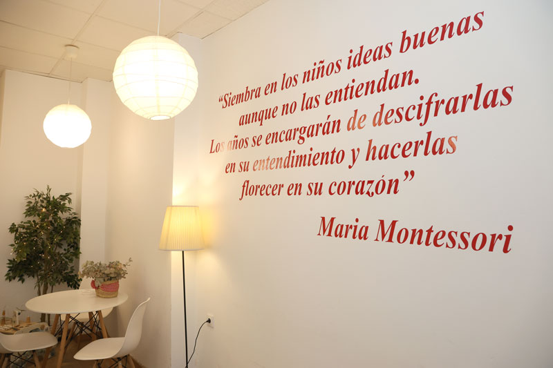 pasillo de la escuela infantil mi cole con frase de María Montessori