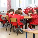 niños en clase aprendiendo educacion respetuosa