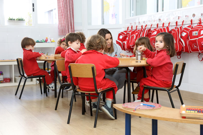 niños en clase aprendiendo educacion respetuosa