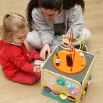 niña descubriendo juguete Montessori