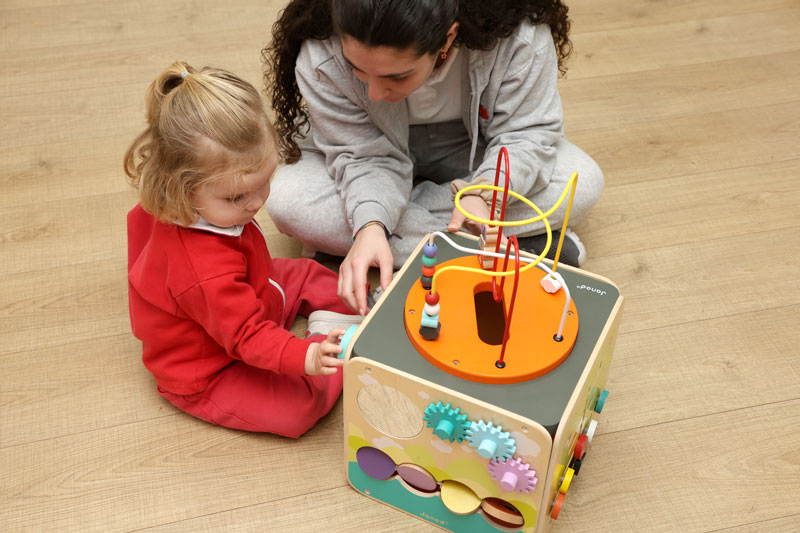 niña descubriendo juguete Montessori