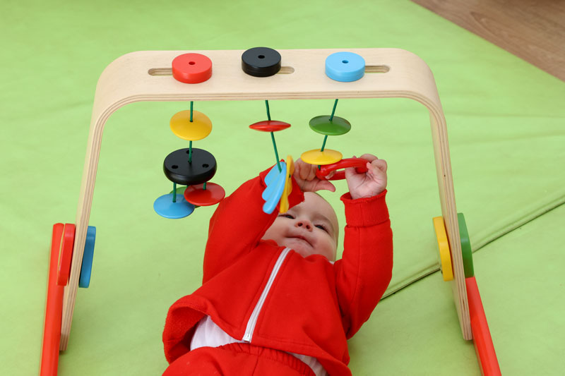 niño jugando con móvil Montessori